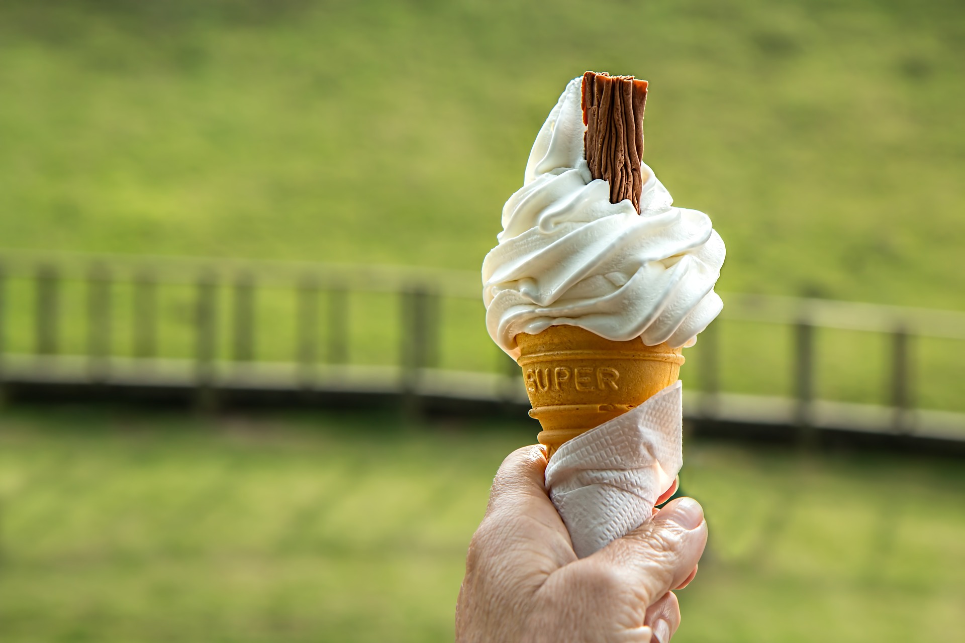 ice-cream-cone-1579124_1920
